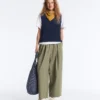 Plissierte, konisch zulaufende Hose aus 100 % Baumwolle Plissierte, konisch zulaufende Hose aus 100 % Baumwolle