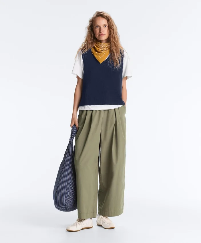 Plissierte, konisch zulaufende Hose aus 100 % Baumwolle Plissierte, konisch zulaufende Hose aus 100 % Baumwolle