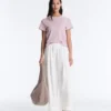 Plissierte, konisch zulaufende Hose aus 100 % Baumwolle Plissierte, konisch zulaufende Hose aus 100 % Baumwolle