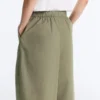 Plissierte, konisch zulaufende Hose aus 100 % Baumwolle Plissierte, konisch zulaufende Hose aus 100 % Baumwolle