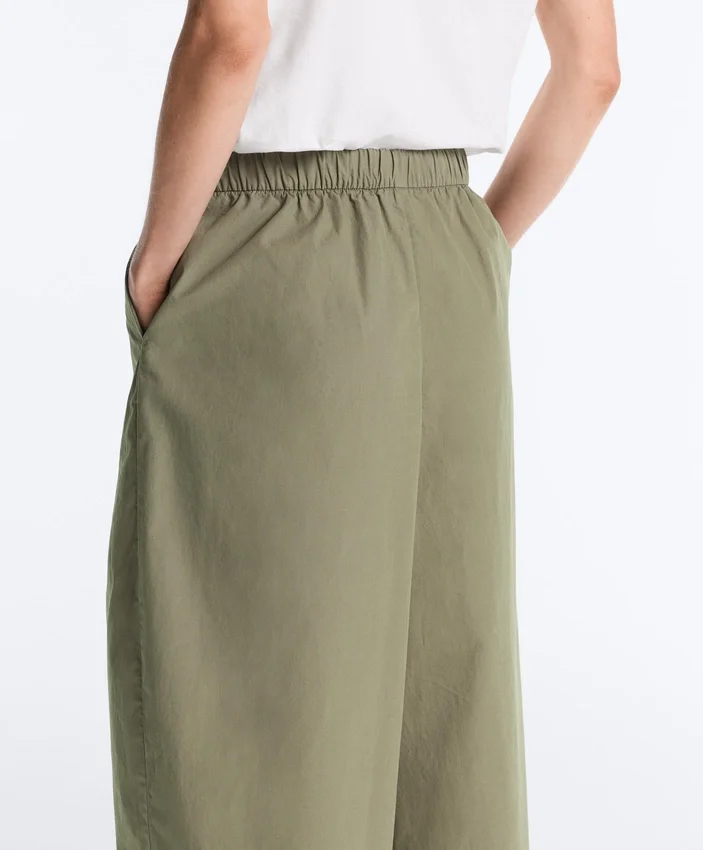 Plissierte, konisch zulaufende Hose aus 100 % Baumwolle Plissierte, konisch zulaufende Hose aus 100 % Baumwolle