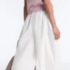 Plissierte, konisch zulaufende Hose aus 100 % Baumwolle Plissierte, konisch zulaufende Hose aus 100 % Baumwolle