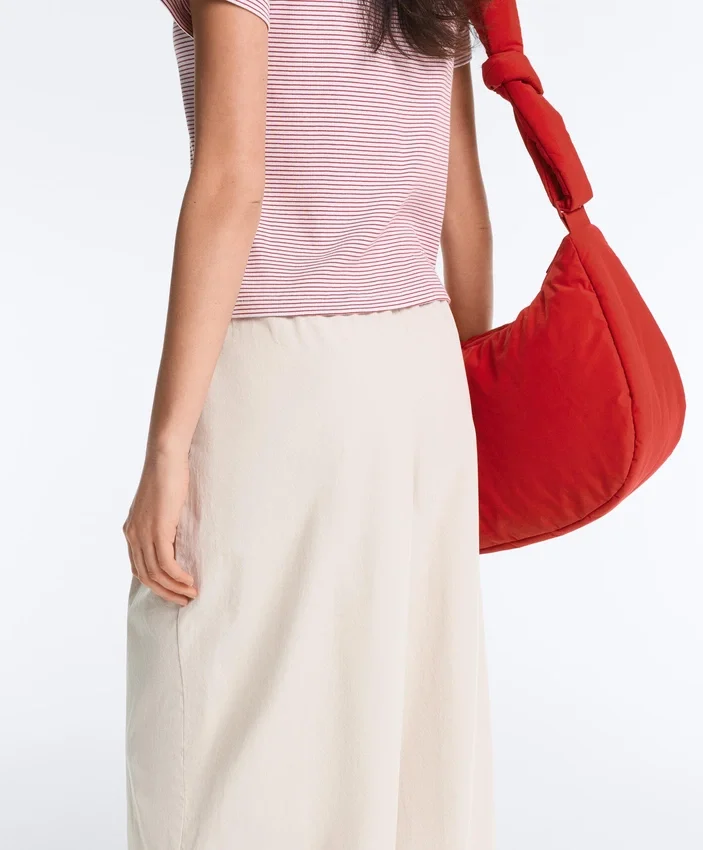 Plissierte, konisch zulaufende Hose aus 100 % Baumwolle Plissierte, konisch zulaufende Hose aus 100 % Baumwolle