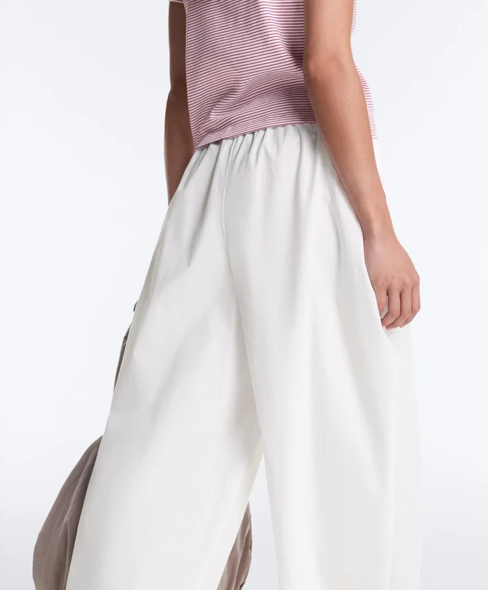 Plissierte, konisch zulaufende Hose aus 100 % Baumwolle Plissierte, konisch zulaufende Hose aus 100 % Baumwolle