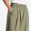 Plissierte, konisch zulaufende Hose aus 100 % Baumwolle Plissierte, konisch zulaufende Hose aus 100 % Baumwolle