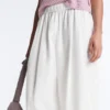 Plissierte, konisch zulaufende Hose aus 100 % Baumwolle Plissierte, konisch zulaufende Hose aus 100 % Baumwolle
