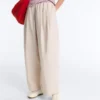 Plissierte, konisch zulaufende Hose aus 100 % Baumwolle Plissierte, konisch zulaufende Hose aus 100 % Baumwolle