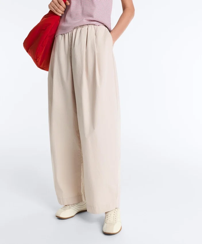 Plissierte, konisch zulaufende Hose aus 100 % Baumwolle Plissierte, konisch zulaufende Hose aus 100 % Baumwolle