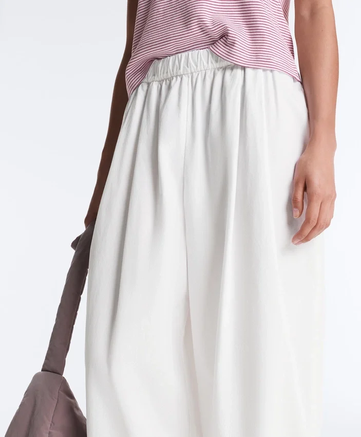 Plissierte, konisch zulaufende Hose aus 100 % Baumwolle Plissierte, konisch zulaufende Hose aus 100 % Baumwolle