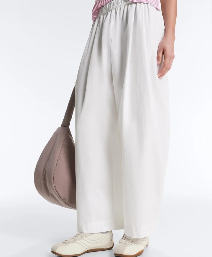 Plissierte, konisch zulaufende Hose aus 100 % Baumwolle Plissierte, konisch zulaufende Hose aus 100 % Baumwolle