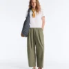 Plissierte, konisch zulaufende Hose aus 100 % Baumwolle Plissierte, konisch zulaufende Hose aus 100 % Baumwolle
