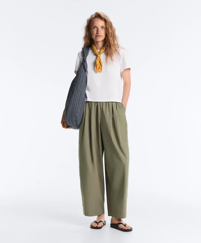 Plissierte, konisch zulaufende Hose aus 100 % Baumwolle Plissierte, konisch zulaufende Hose aus 100 % Baumwolle