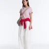 Plissierte, konisch zulaufende Hose aus 100 % Baumwolle Plissierte, konisch zulaufende Hose aus 100 % Baumwolle