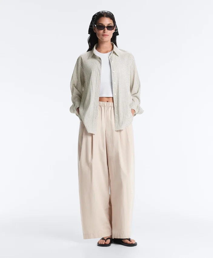 Plissierte, konisch zulaufende Hose aus 100 % Baumwolle Plissierte, konisch zulaufende Hose aus 100 % Baumwolle