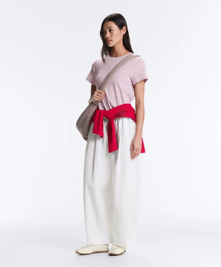 Plissierte, konisch zulaufende Hose aus 100 % Baumwolle Plissierte, konisch zulaufende Hose aus 100 % Baumwolle
