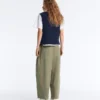 Plissierte, konisch zulaufende Hose aus 100 % Baumwolle Plissierte, konisch zulaufende Hose aus 100 % Baumwolle