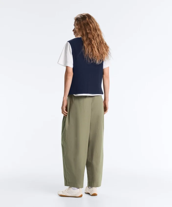 Plissierte, konisch zulaufende Hose aus 100 % Baumwolle Plissierte, konisch zulaufende Hose aus 100 % Baumwolle