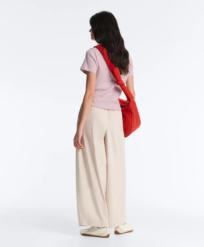Plissierte, konisch zulaufende Hose aus 100 % Baumwolle Plissierte, konisch zulaufende Hose aus 100 % Baumwolle