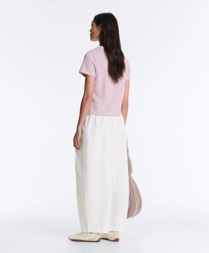 Plissierte, konisch zulaufende Hose aus 100 % Baumwolle Plissierte, konisch zulaufende Hose aus 100 % Baumwolle