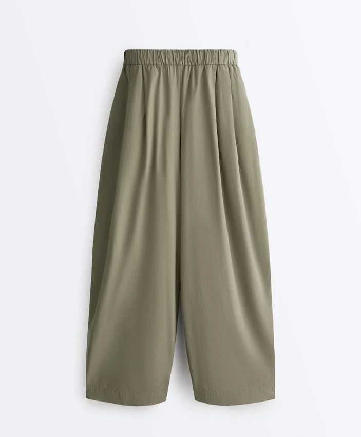 Plissierte, konisch zulaufende Hose aus 100 % Baumwolle Plissierte, konisch zulaufende Hose aus 100 % Baumwolle