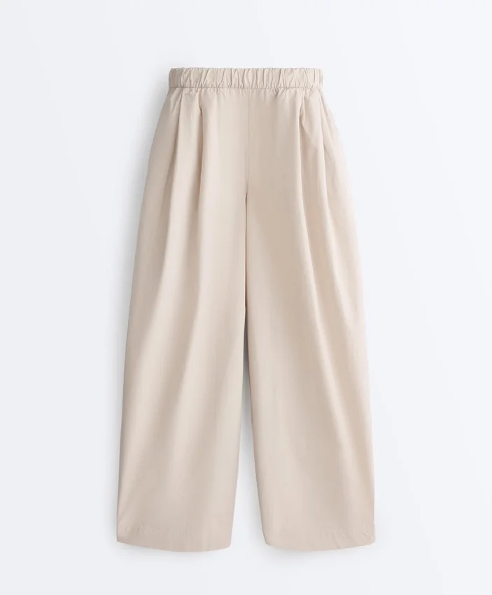 Plissierte, konisch zulaufende Hose aus 100 % Baumwolle Plissierte, konisch zulaufende Hose aus 100 % Baumwolle