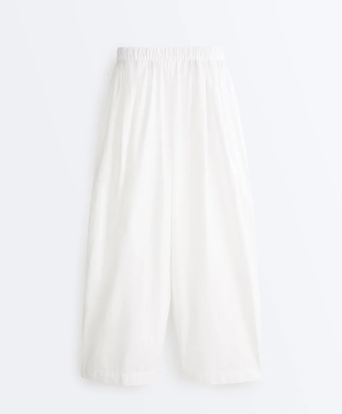 Plissierte, konisch zulaufende Hose aus 100 % Baumwolle Plissierte, konisch zulaufende Hose aus 100 % Baumwolle