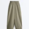 Plissierte, konisch zulaufende Hose aus 100 % Baumwolle Plissierte, konisch zulaufende Hose aus 100 % Baumwolle