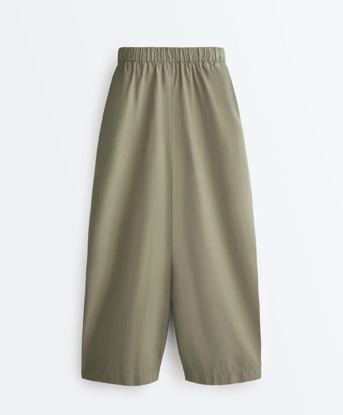 Plissierte, konisch zulaufende Hose aus 100 % Baumwolle Plissierte, konisch zulaufende Hose aus 100 % Baumwolle