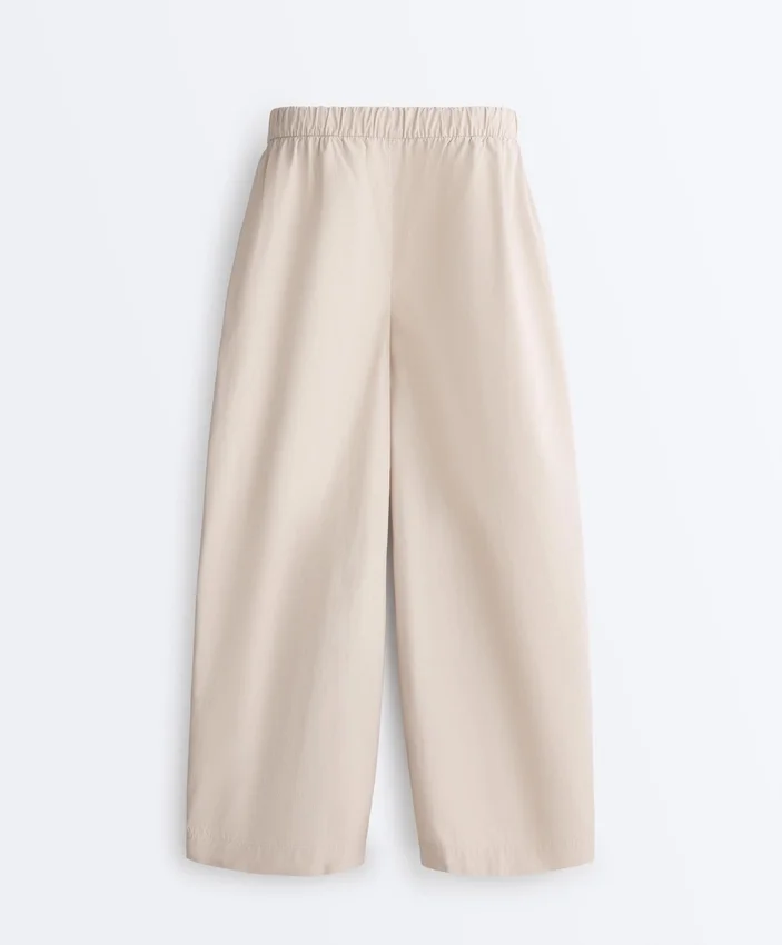 Plissierte, konisch zulaufende Hose aus 100 % Baumwolle Plissierte, konisch zulaufende Hose aus 100 % Baumwolle