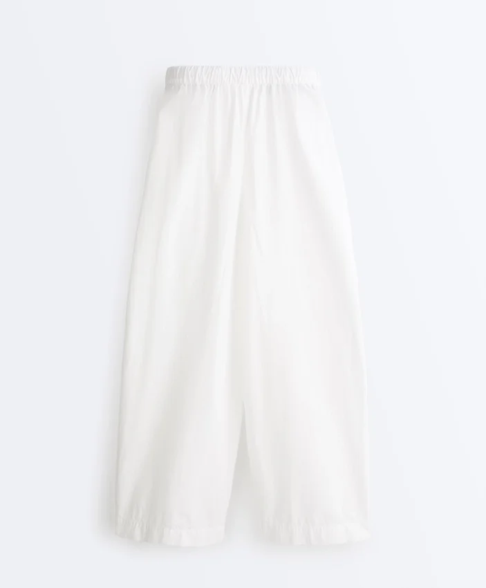 Plissierte, konisch zulaufende Hose aus 100 % Baumwolle Plissierte, konisch zulaufende Hose aus 100 % Baumwolle