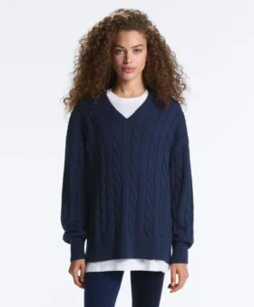 Pullover aus 100 % Baumwolle mit Zopfmuster und V-Ausschnitt Pullover aus 100 % Baumwolle mit Zopfmuster und V-Ausschnitt