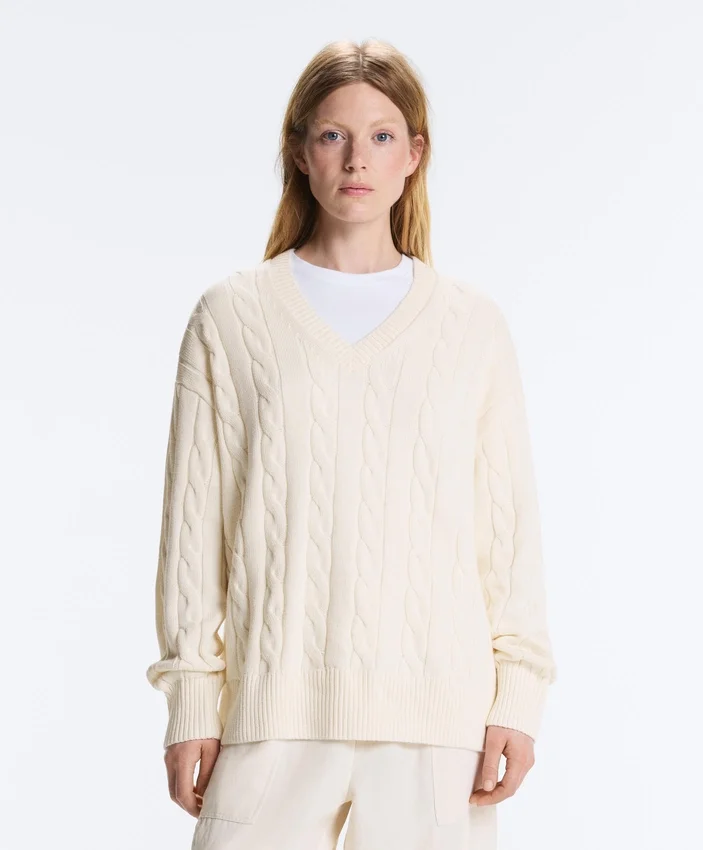 Pullover aus 100 % Baumwolle mit Zopfmuster und V-Ausschnitt Pullover aus 100 % Baumwolle mit Zopfmuster und V-Ausschnitt