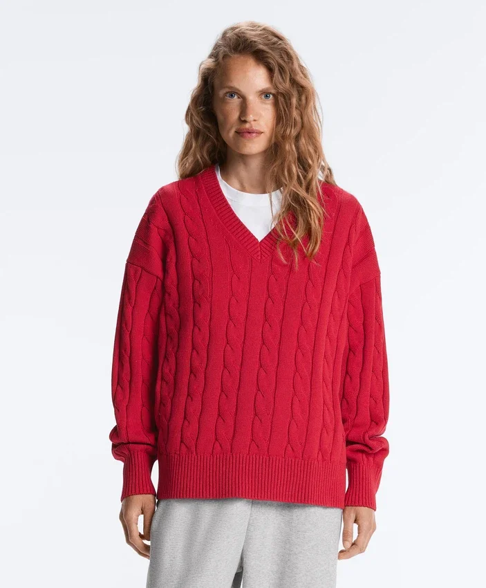Pullover aus 100 % Baumwolle mit Zopfmuster und V-Ausschnitt Pullover aus 100 % Baumwolle mit Zopfmuster und V-Ausschnitt