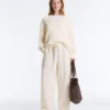 Pullover aus 100 % Baumwolle mit Zopfmuster und V-Ausschnitt Pullover aus 100 % Baumwolle mit Zopfmuster und V-Ausschnitt