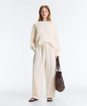 Pullover aus 100 % Baumwolle mit Zopfmuster und V-Ausschnitt