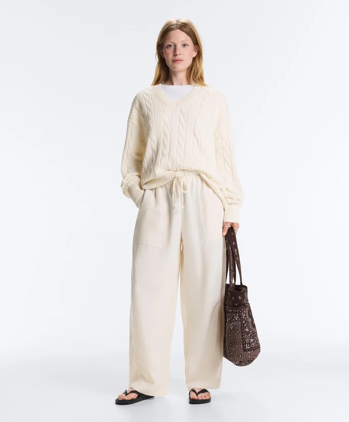Pullover aus 100 % Baumwolle mit Zopfmuster und V-Ausschnitt Pullover aus 100 % Baumwolle mit Zopfmuster und V-Ausschnitt