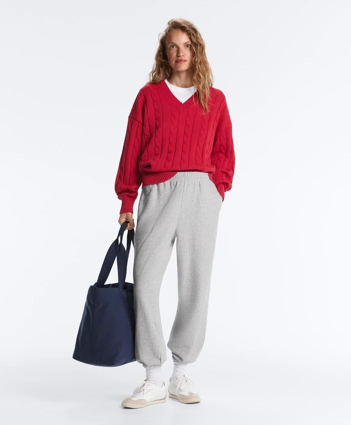 Pullover aus 100 % Baumwolle mit Zopfmuster und V-Ausschnitt Pullover aus 100 % Baumwolle mit Zopfmuster und V-Ausschnitt