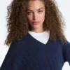 Pullover aus 100 % Baumwolle mit Zopfmuster und V-Ausschnitt Pullover aus 100 % Baumwolle mit Zopfmuster und V-Ausschnitt