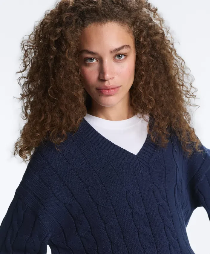 Pullover aus 100 % Baumwolle mit Zopfmuster und V-Ausschnitt Pullover aus 100 % Baumwolle mit Zopfmuster und V-Ausschnitt
