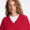 Pullover aus 100 % Baumwolle mit Zopfmuster und V-Ausschnitt Pullover aus 100 % Baumwolle mit Zopfmuster und V-Ausschnitt
