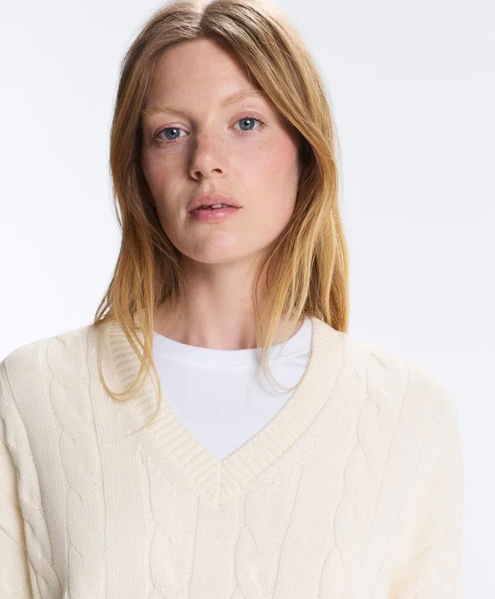 Pullover aus 100 % Baumwolle mit Zopfmuster und V-Ausschnitt Pullover aus 100 % Baumwolle mit Zopfmuster und V-Ausschnitt