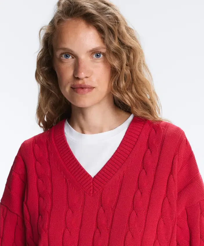 Pullover aus 100 % Baumwolle mit Zopfmuster und V-Ausschnitt Pullover aus 100 % Baumwolle mit Zopfmuster und V-Ausschnitt