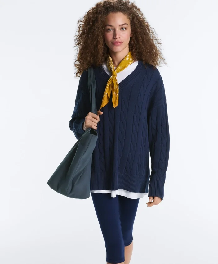 Pullover aus 100 % Baumwolle mit Zopfmuster und V-Ausschnitt Pullover aus 100 % Baumwolle mit Zopfmuster und V-Ausschnitt