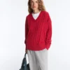 Pullover aus 100 % Baumwolle mit Zopfmuster und V-Ausschnitt Pullover aus 100 % Baumwolle mit Zopfmuster und V-Ausschnitt