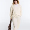 Pullover aus 100 % Baumwolle mit Zopfmuster und V-Ausschnitt Pullover aus 100 % Baumwolle mit Zopfmuster und V-Ausschnitt