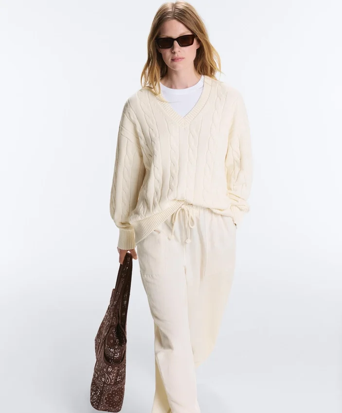 Pullover aus 100 % Baumwolle mit Zopfmuster und V-Ausschnitt Pullover aus 100 % Baumwolle mit Zopfmuster und V-Ausschnitt