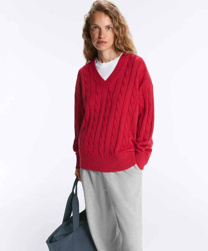 Pullover aus 100 % Baumwolle mit Zopfmuster und V-Ausschnitt Pullover aus 100 % Baumwolle mit Zopfmuster und V-Ausschnitt