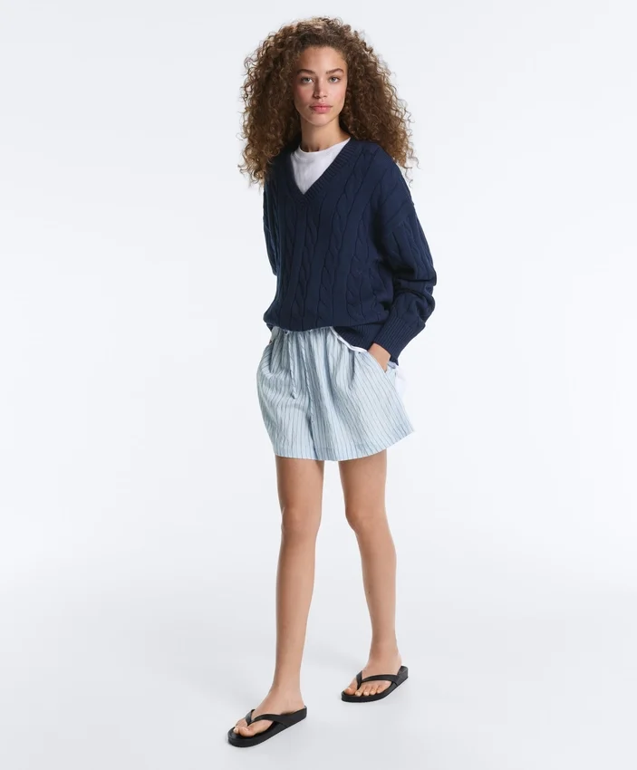 Pullover aus 100 % Baumwolle mit Zopfmuster und V-Ausschnitt Pullover aus 100 % Baumwolle mit Zopfmuster und V-Ausschnitt