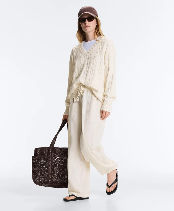 Pullover aus 100 % Baumwolle mit Zopfmuster und V-Ausschnitt Pullover aus 100 % Baumwolle mit Zopfmuster und V-Ausschnitt