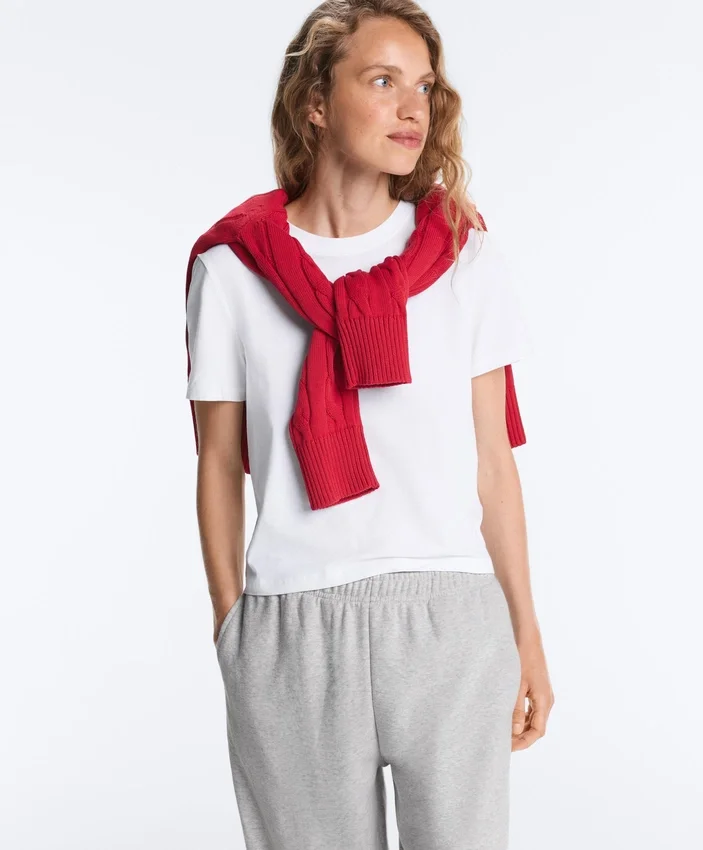Pullover aus 100 % Baumwolle mit Zopfmuster und V-Ausschnitt Pullover aus 100 % Baumwolle mit Zopfmuster und V-Ausschnitt